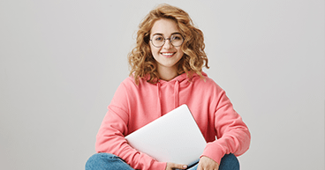 Dziewczyna w różowej bluzie - dla kogo kurs w coders lab